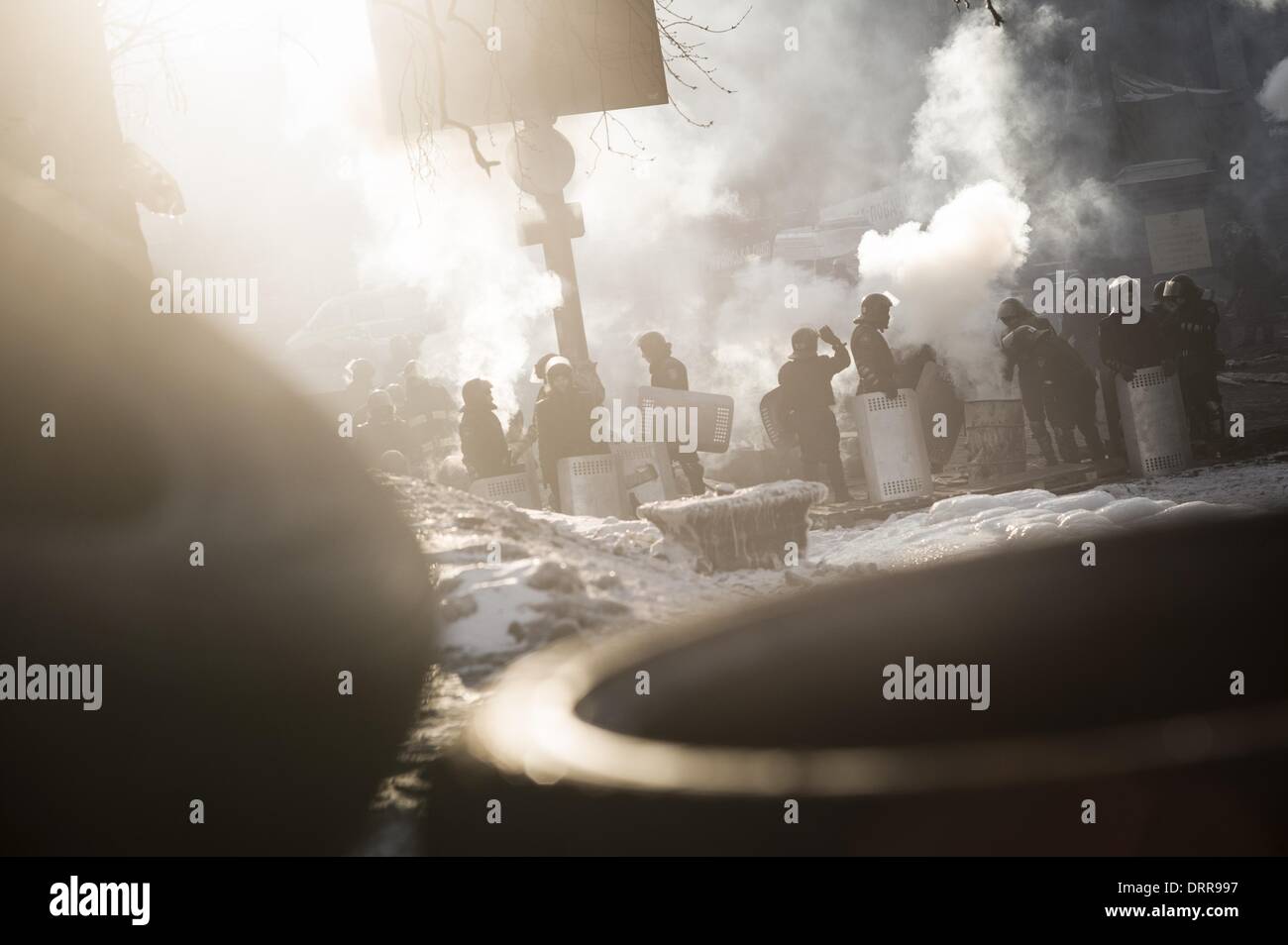 Kiev, Ucraina. 31 gennaio, 2014. Kiev, 31/01/2014 - La crisi politica peggiora in Ucraina. L'esercito ucraino esorta il presidente, Victor Yanukovich e a intervenire per ristabilire la calma e a preservare l'integrità territoriale del paese. Nella foto un gruop di poliziotto Grushevski street. Credito: Luca Piergiovanni/NurPhoto/ZUMAPRESS.com/Alamy Live News Foto Stock