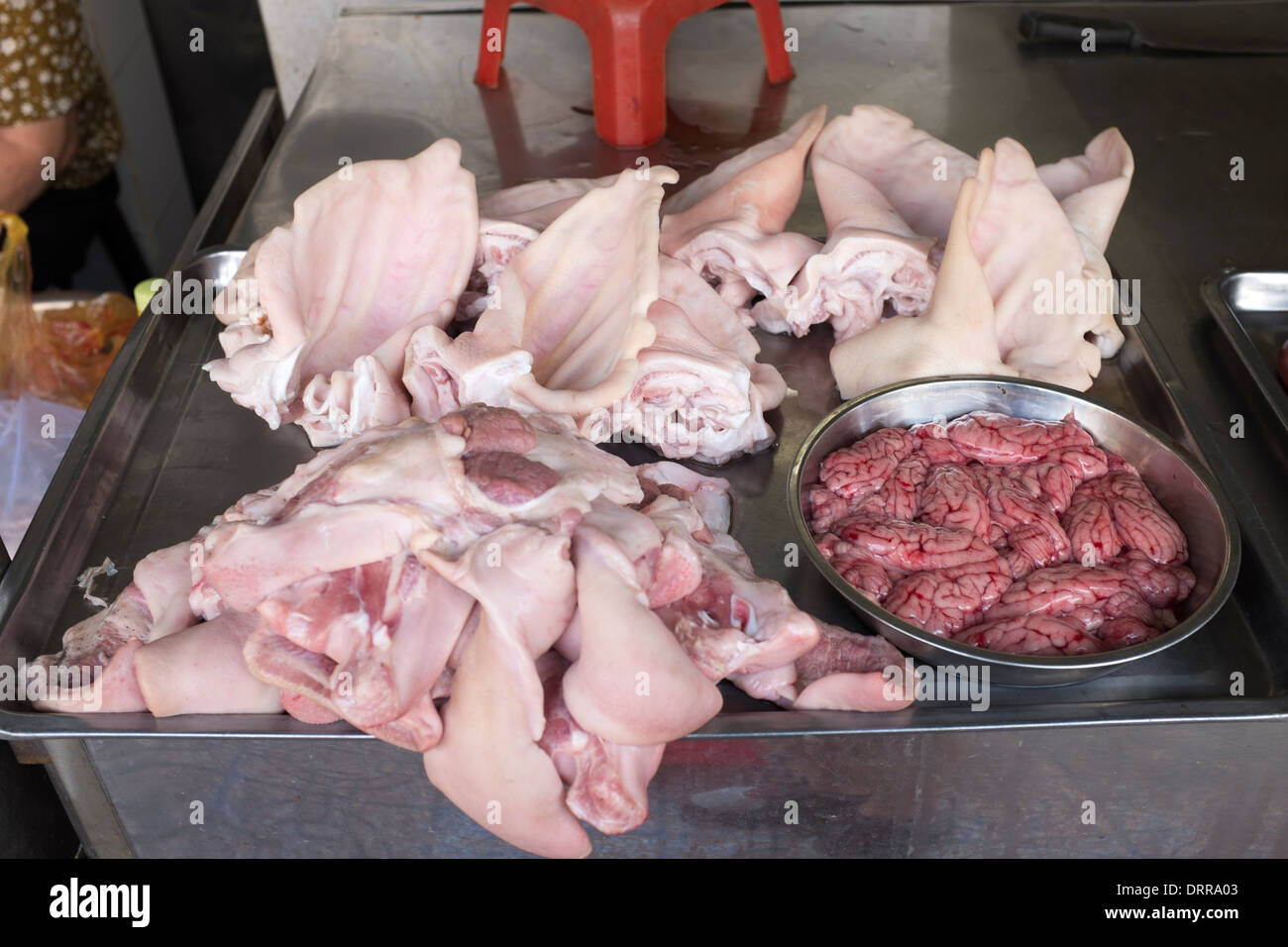 Frattaglie dei suini sulla vendita di Dong Ba Market in tinta Foto Stock