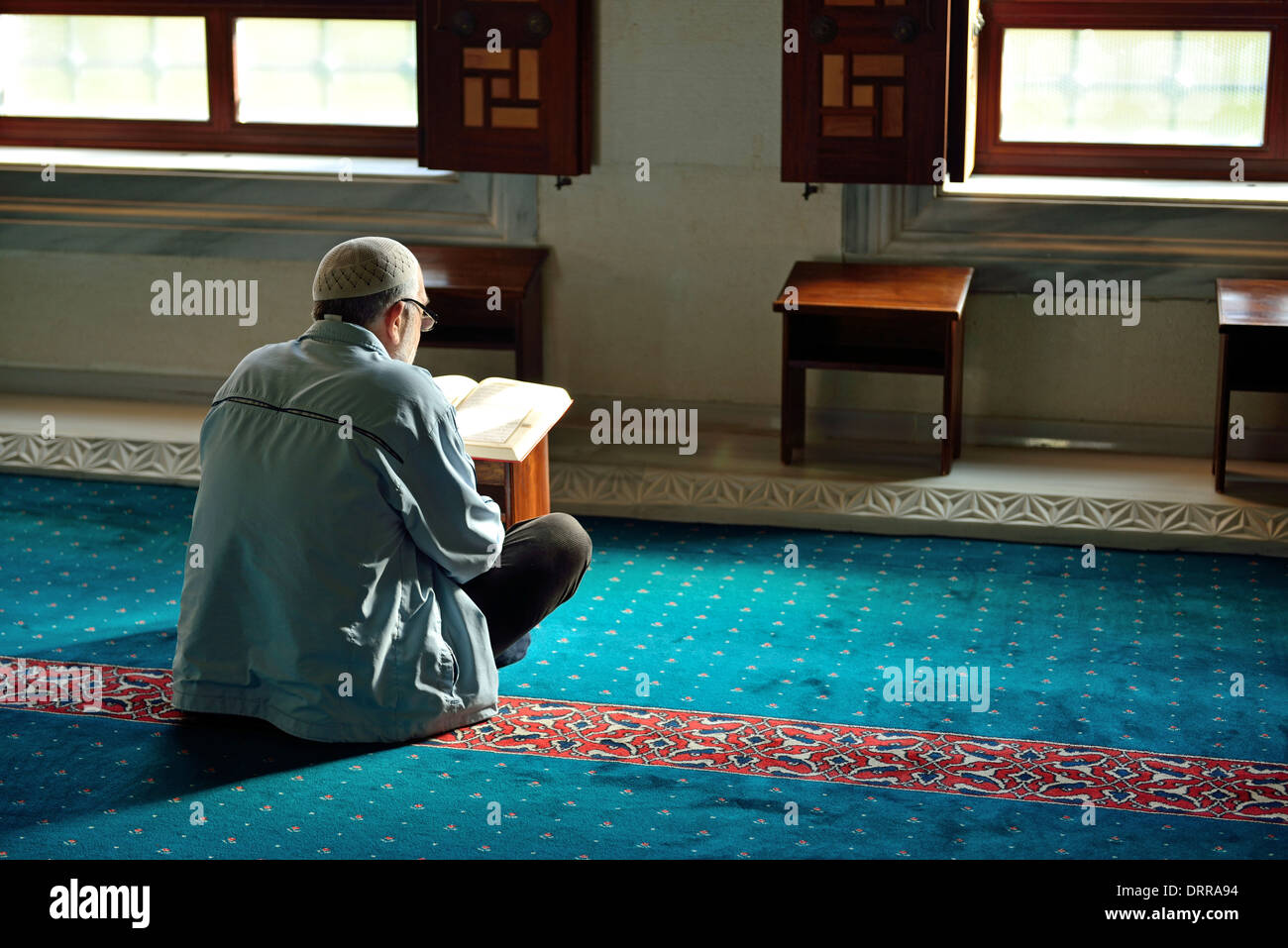 Uomo musulmano la lettura del Sacro Corano Foto Stock