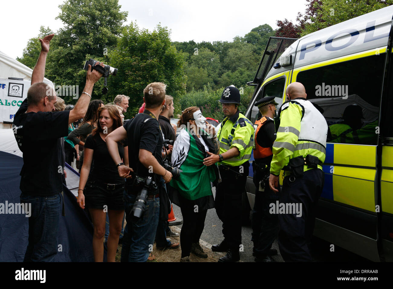 Una squadra di polizia prende il via una anti fracking protester. Foto Stock