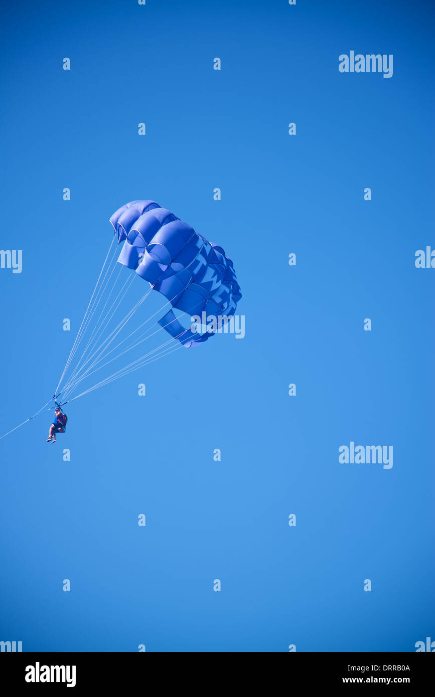 Parapendio fuori del Mare Mediterraneo, l'isola di Cipro Foto Stock