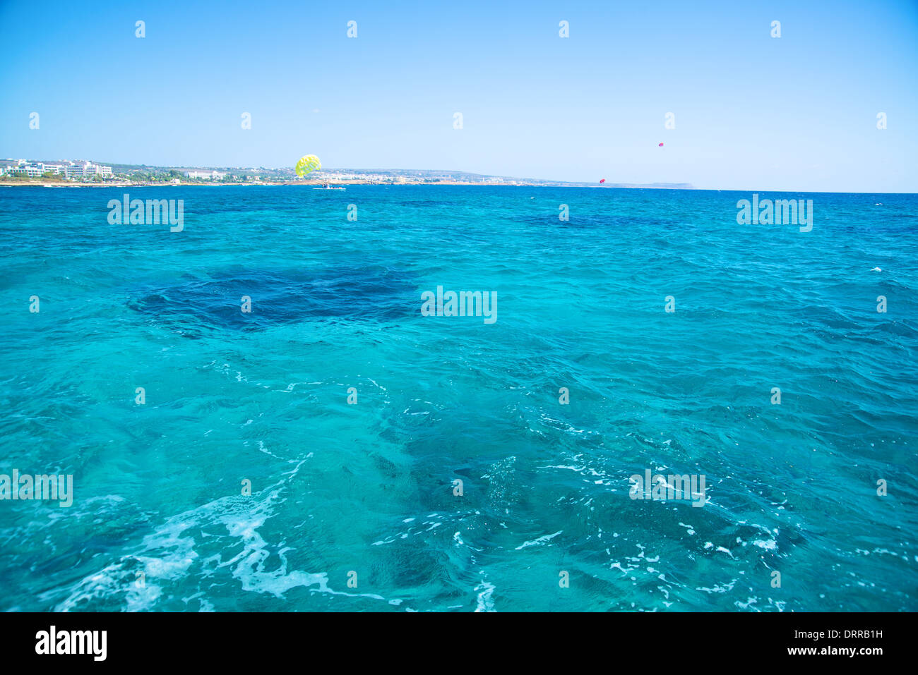 Parapendio off trasparenti di acqua color smeraldo del mare Mediterraneo, l'isola di Cipro Foto Stock