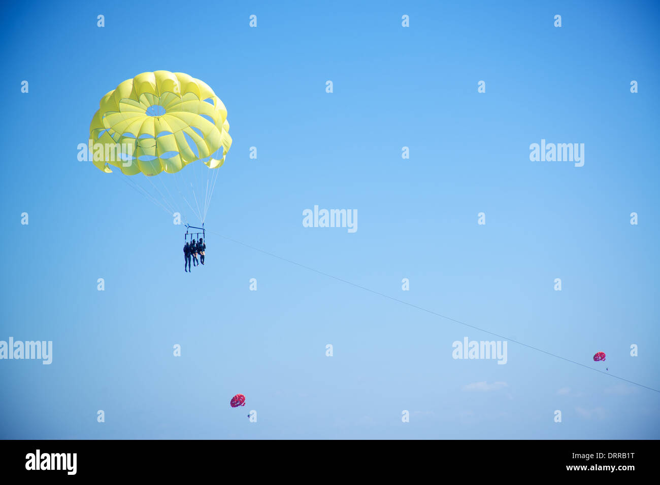 Parapendio fuori del Mare Mediterraneo, l'isola di Cipro Foto Stock