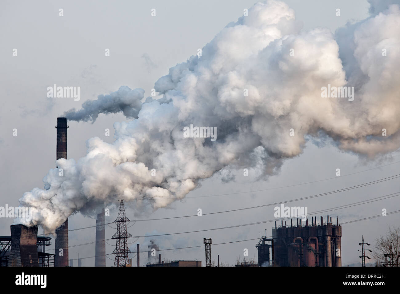 Impianto industriale con emissione di fumo bianco Foto Stock