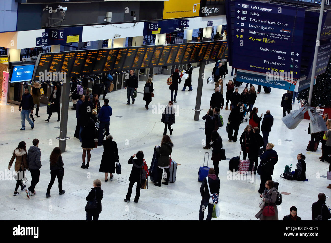 Passeggeri attendere per treni presso la stazione di Waterloo Foto Stock