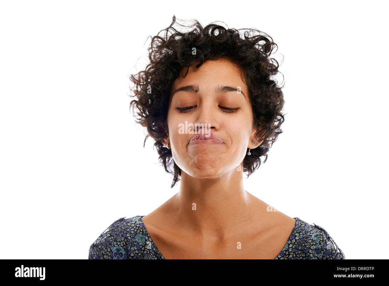 Donna ispanica facendo l'espressione del viso e di toccare il naso con la linguetta su sfondo bianco Foto Stock