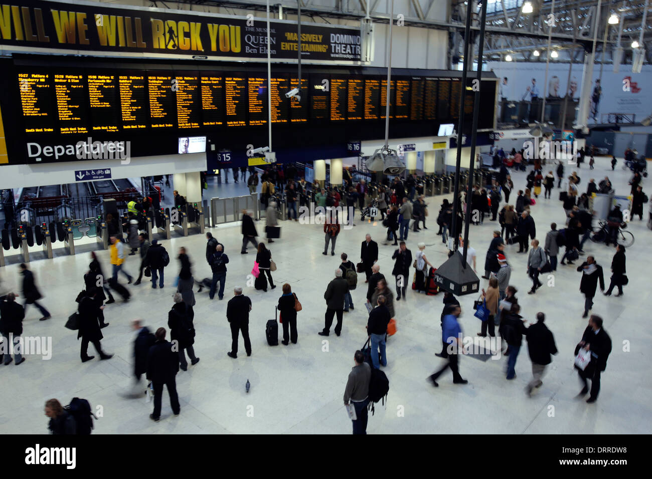 Passeggeri attendere per treni presso la stazione di Waterloo Foto Stock