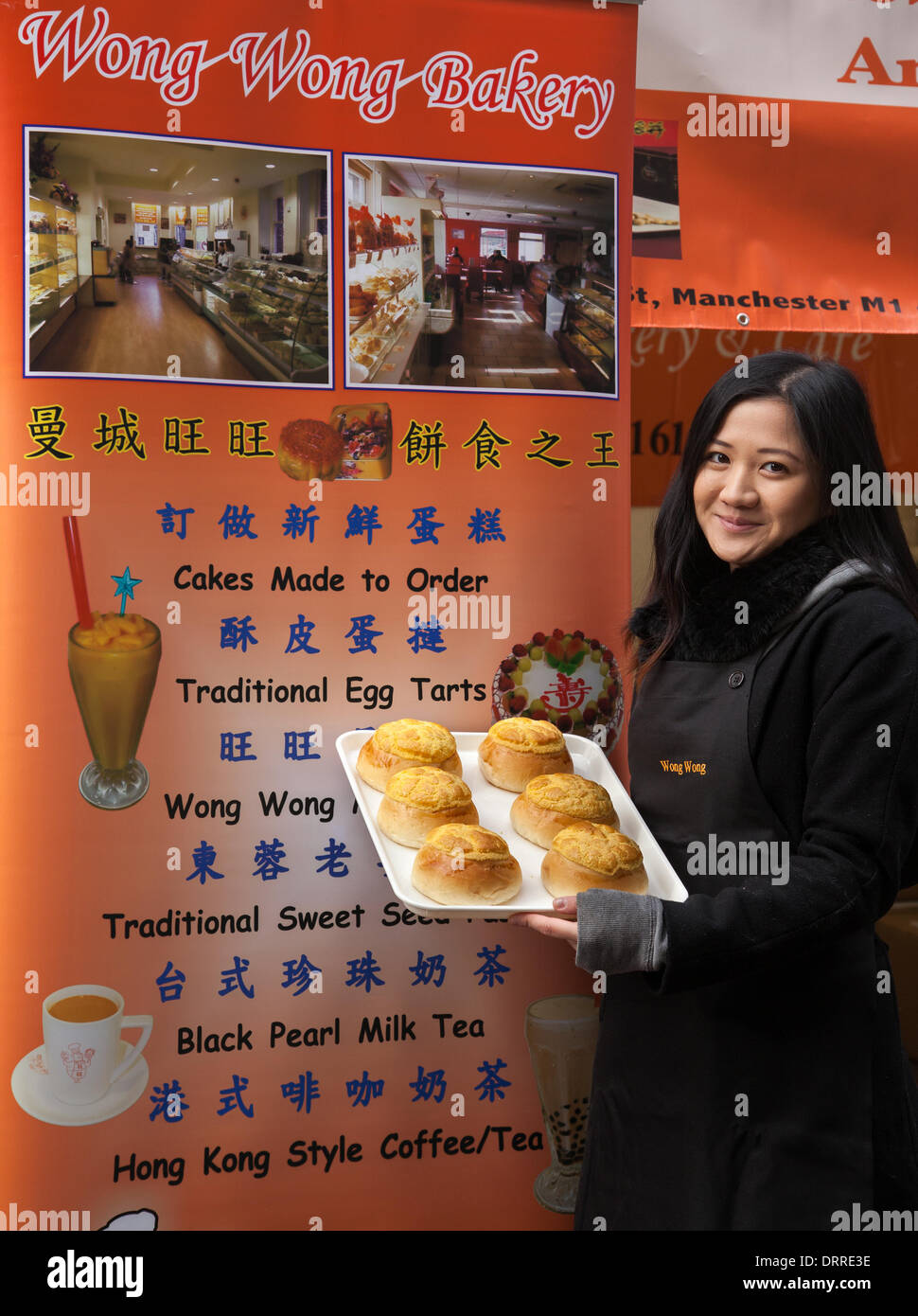 Manchester, Regno Unito, 30 gennaio, 2014. Ms Wanda Leung, da Wong Wong panificio holding ananas panini al cibo Cinese e bere mercato. St Ann's Square è stato trasformato da una splendida lanterna rossa display come St Ann's Square è stata trasformata da un fantastico cibo asiatico mercato per la prima volta. Le celebrazioni si estendono nelle principali aree per lo shopping della città dove i luoghi e le attrazioni saranno celebrando l Anno del cavallo con un numero di attività a tema. Foto Stock