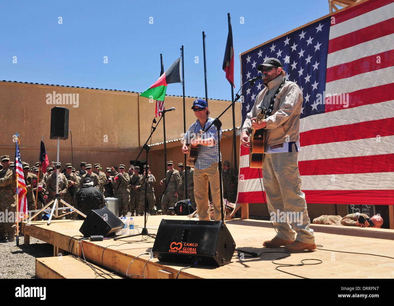 Country Music cantautore Toby Keith svolge per le truppe durante un concerto a sorpresa Aprile 29, 2012 a inoltrare una base operativa Sharana in provincia Paktika, Afghanistan. Foto Stock