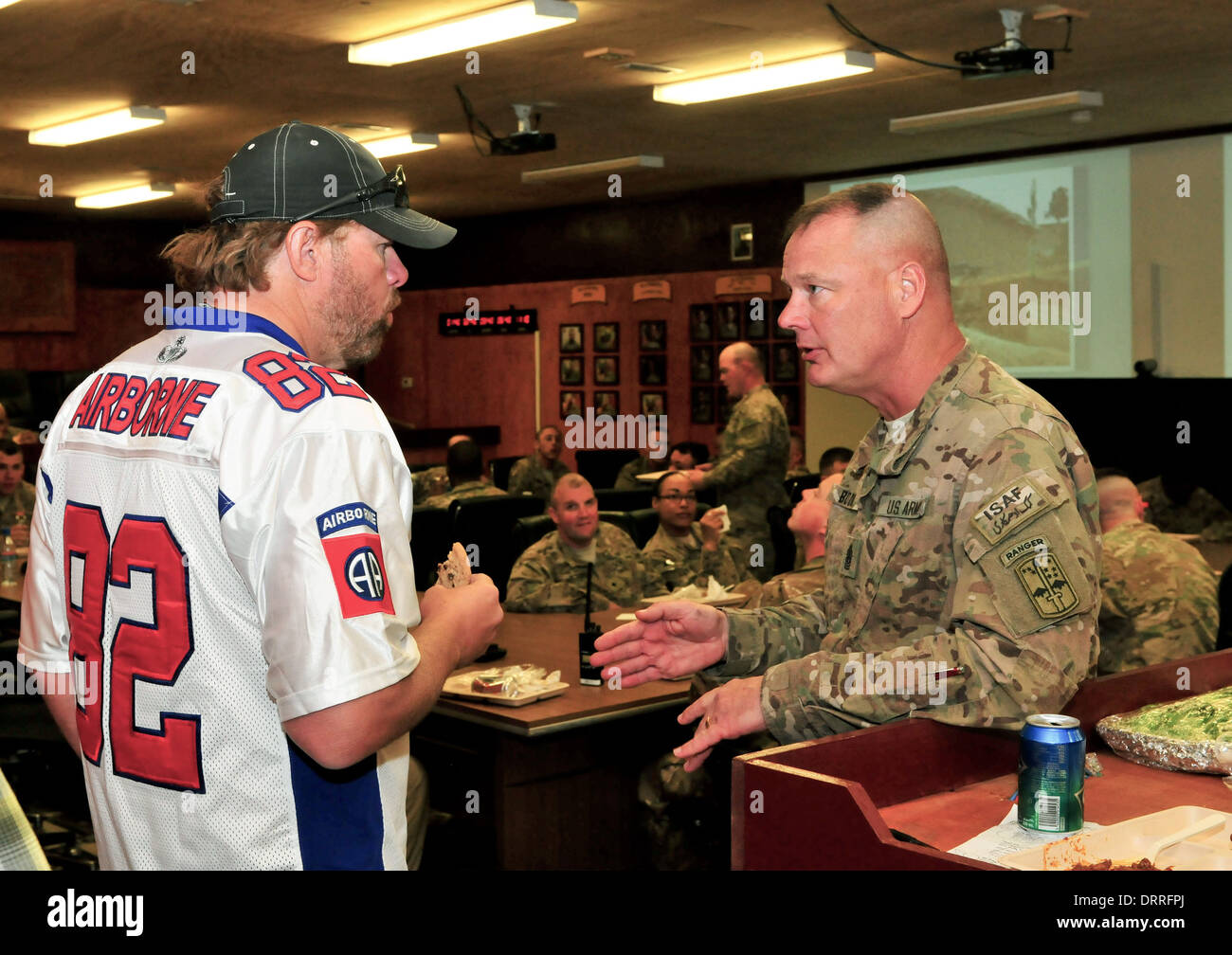 Country Music superstar Toby Keith parla con i soldati prima di eseguire per le truppe, Aprile 29, 2012 a inoltrare una base operativa Sharana in provincia Paktika, Afghanistan. Foto Stock