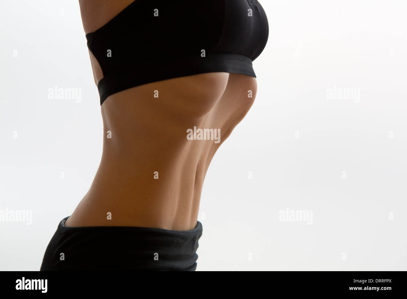 Donna hypopressive facendo esercizi addominali Foto Stock