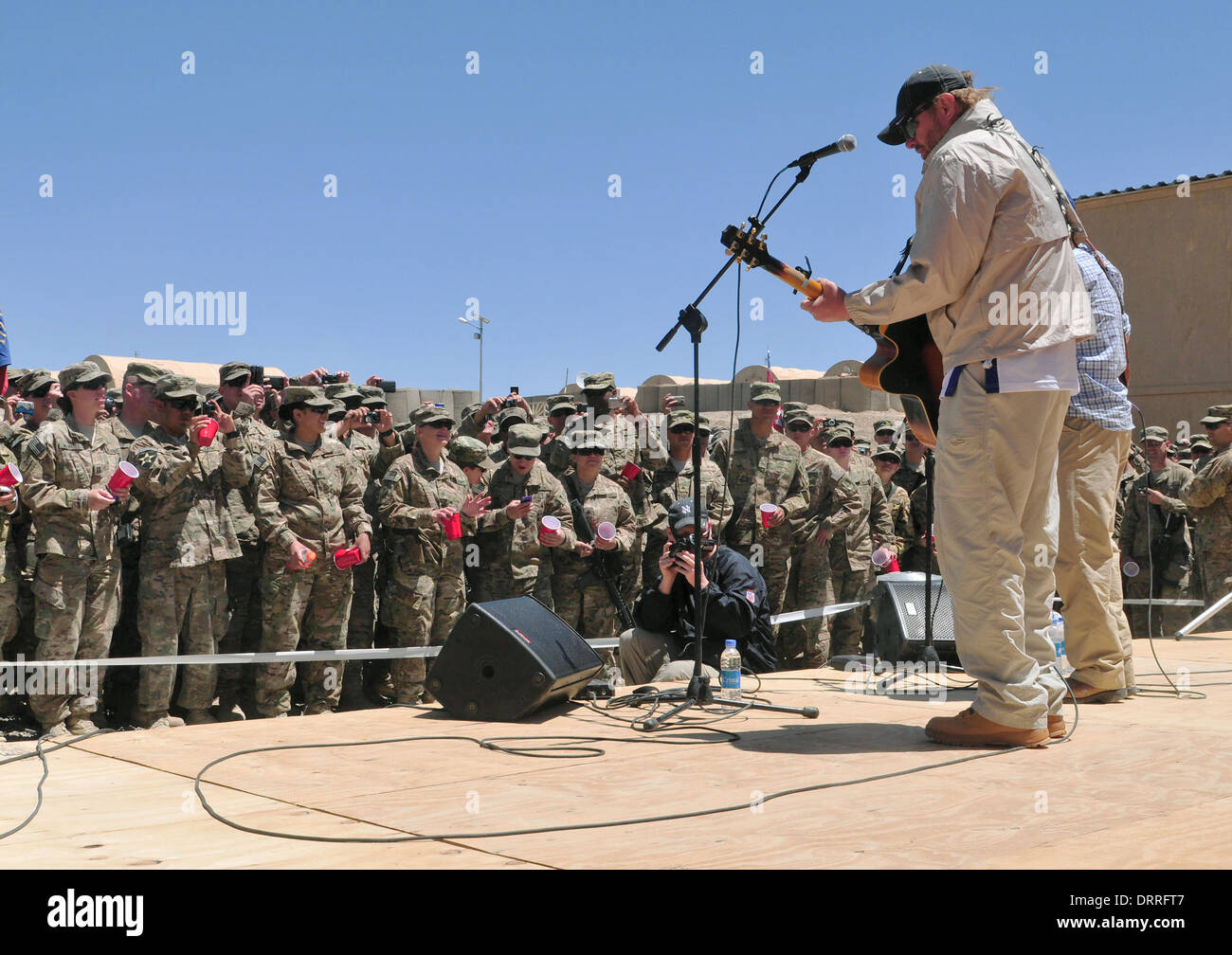 Country Music cantautore Toby Keith svolge per le truppe durante un concerto a sorpresa Aprile 29, 2012 a inoltrare una base operativa Sharana in provincia Paktika, Afghanistan. Foto Stock
