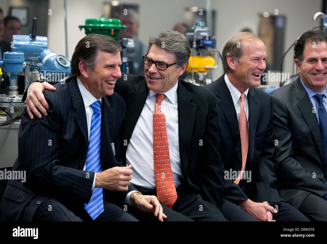 Texas Gov. Rick Perry (c) ed Emerson CEO David Farr ridere durante la grande apertura di Emerson Centro Innovazioni di Round Rock TX Foto Stock