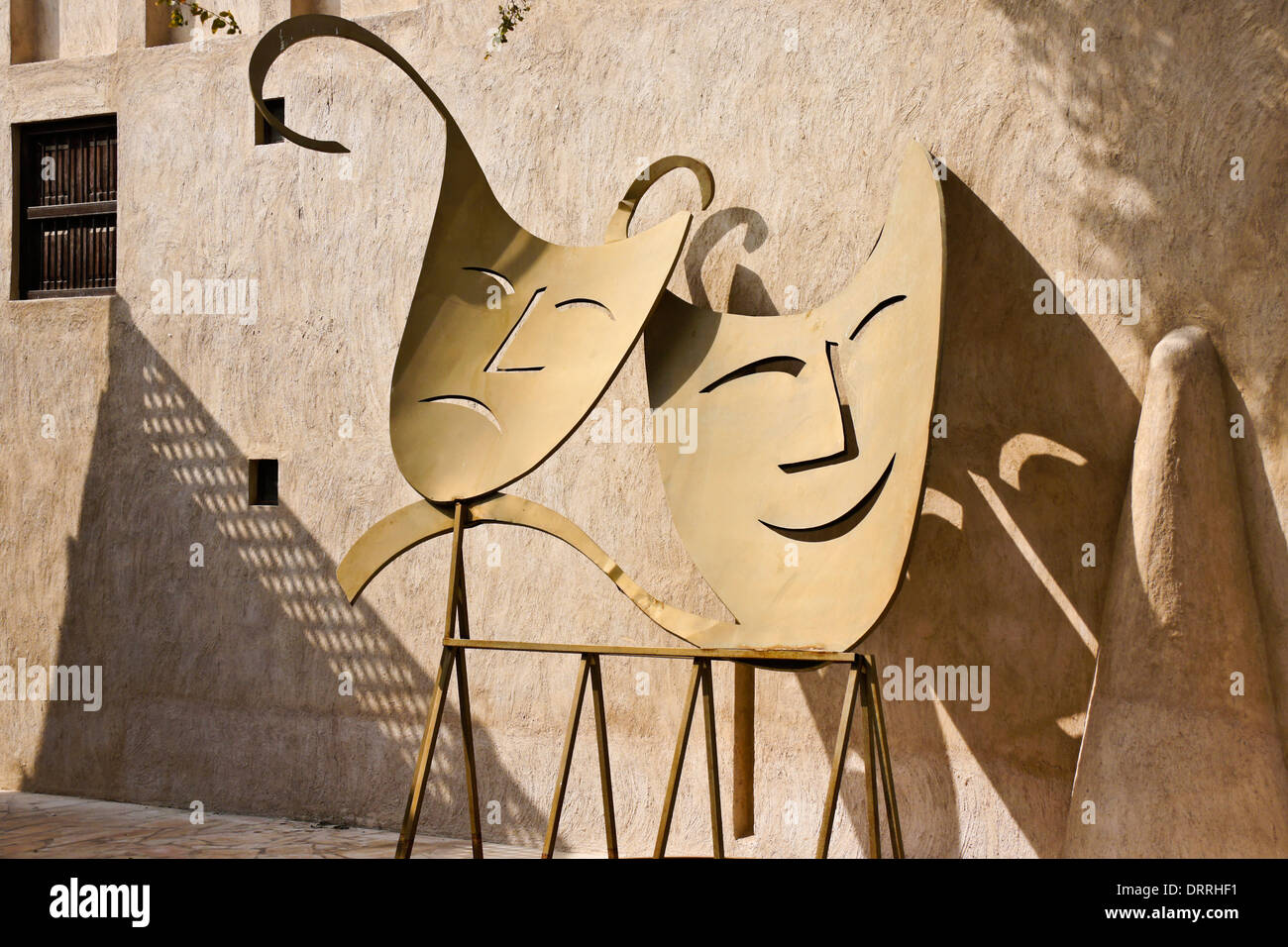 La commedia e la tragedia della scultura al di fuori del teatro in Bastakia Quartiere Vecchio di Dubai, Emirati arabi uniti Foto Stock