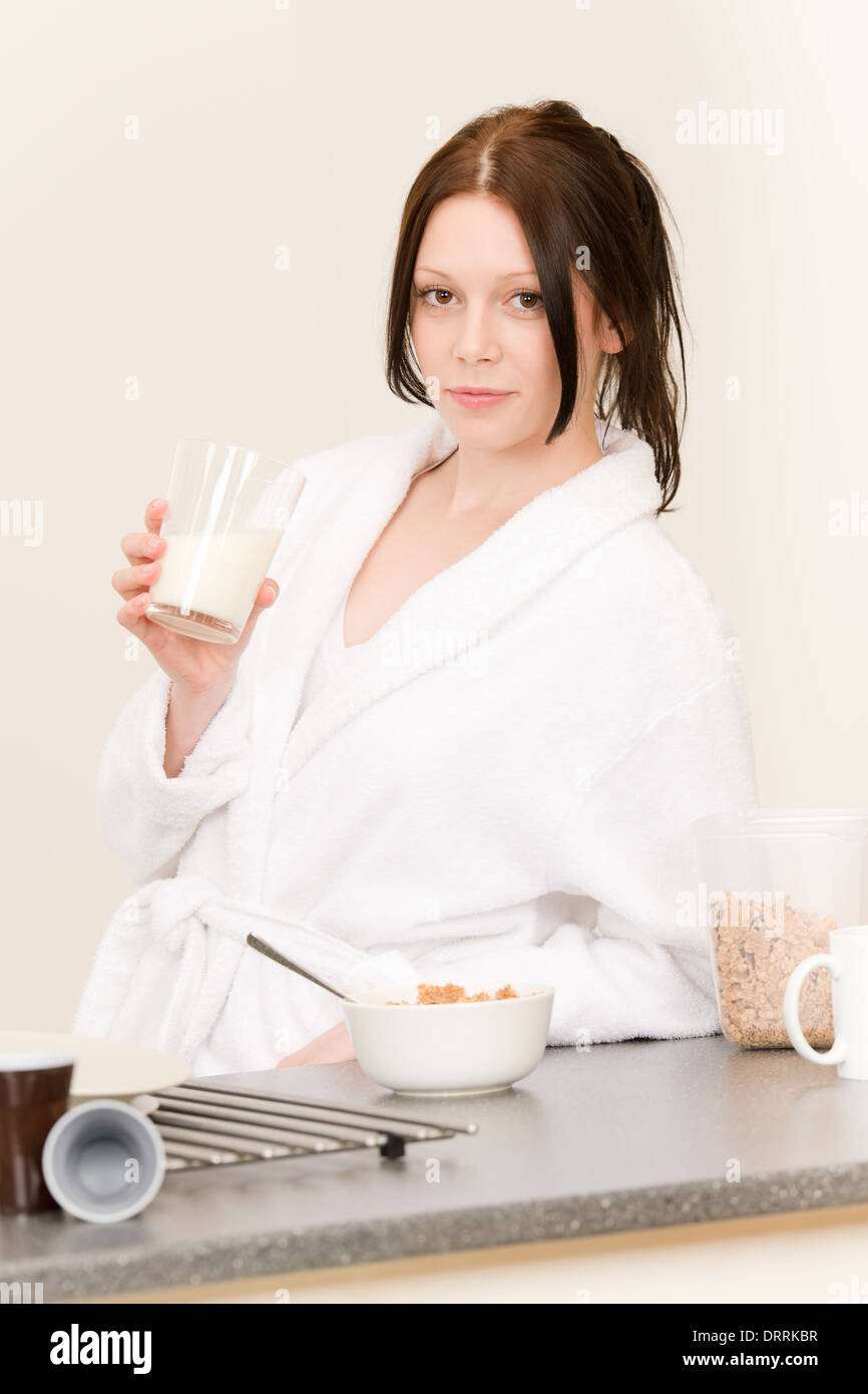 Giovane ragazza di studenti hanno la colazione nella cucina Foto Stock