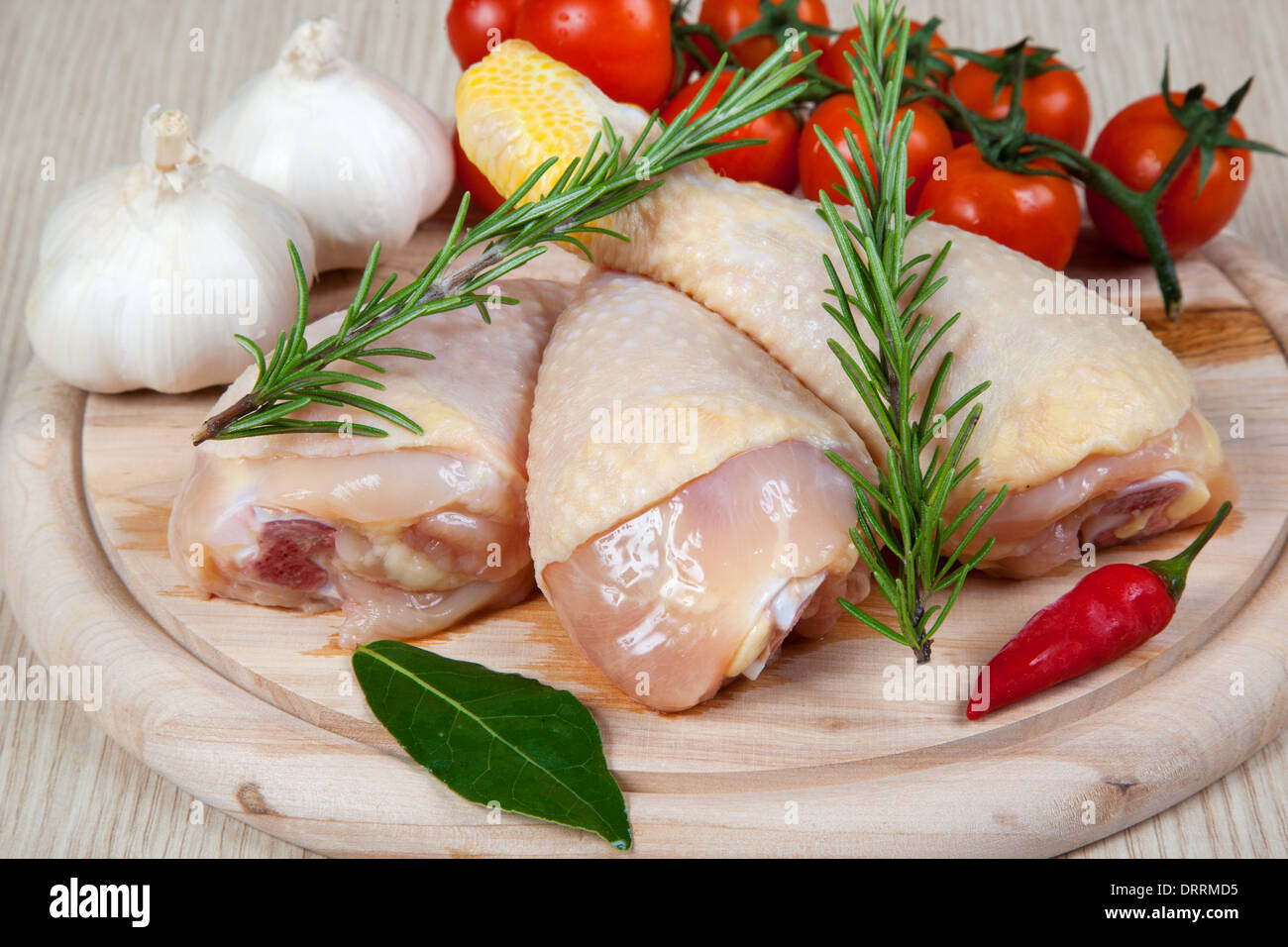Non cotti coscia di pollo -materie - il pollo con verdure Foto Stock