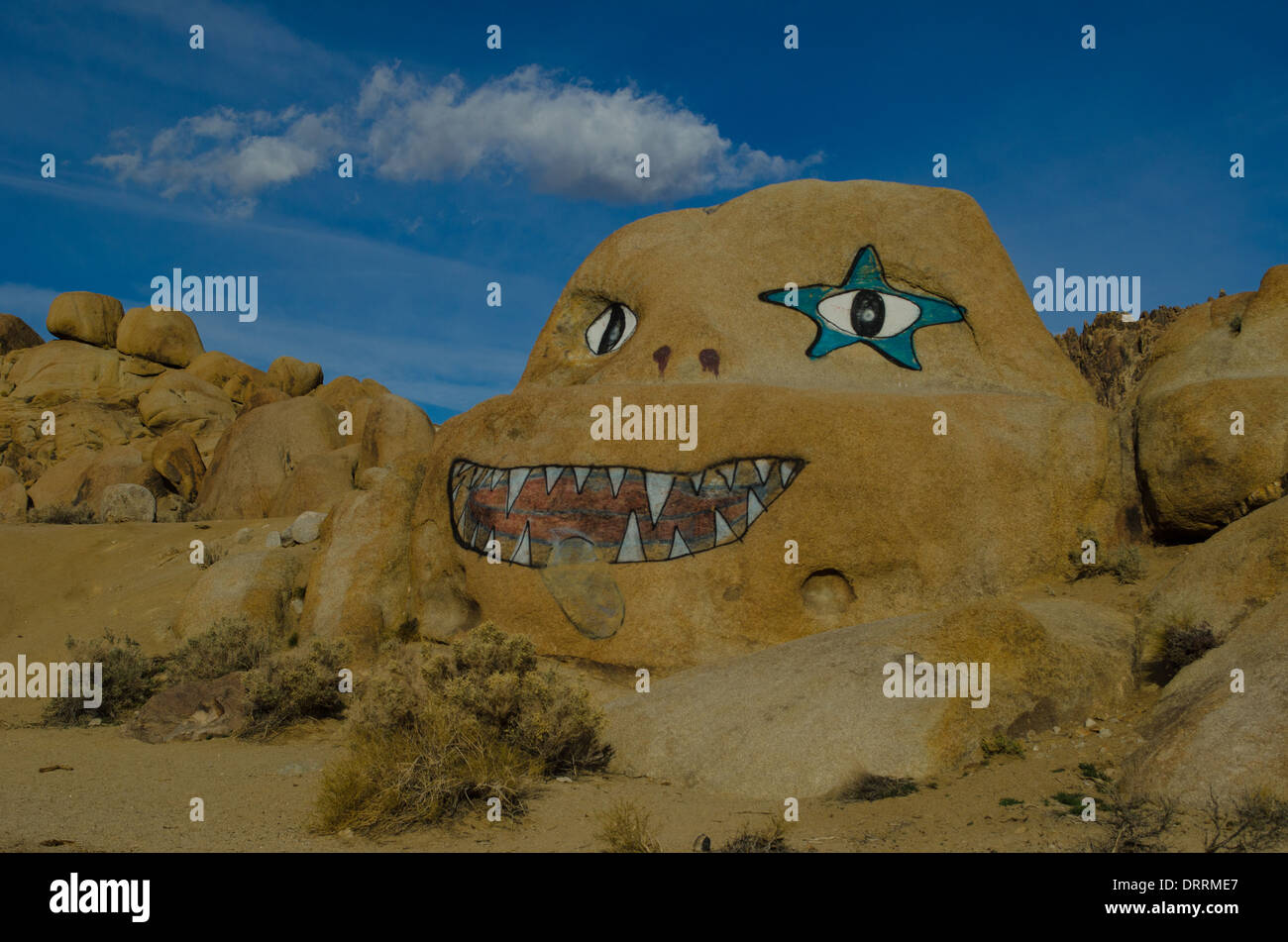 Roccia moderna arte- graffiti su una roccia in Alabama Hills, vicino a Lone Pine CA Foto Stock