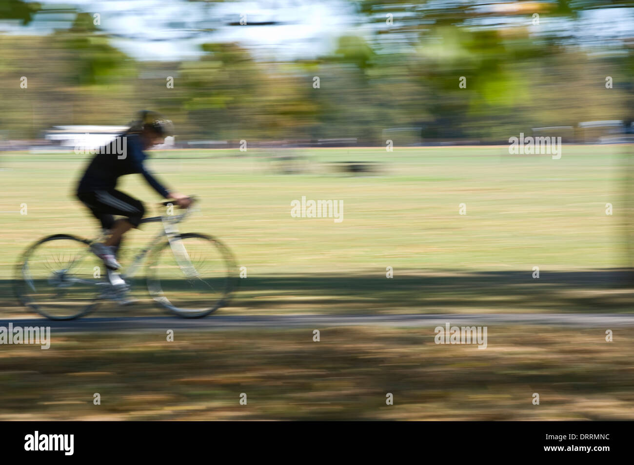 Un ciclista sfocata in velocità Foto Stock