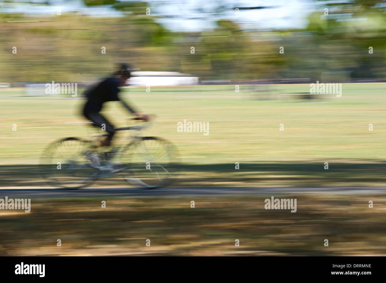Un ciclista sfocata in velocità Foto Stock