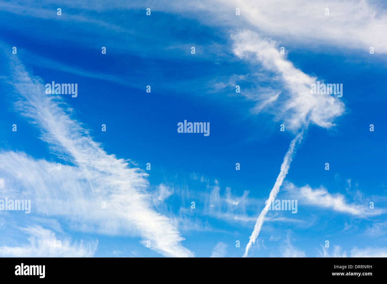 Insolito nuvole bianche contro un chiaro blu cielo Colorado Foto Stock