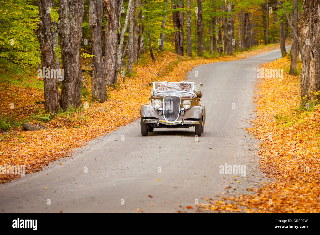 Touring retro boschi in autunno nei pressi di Woodstock, Vermont, USA Foto Stock