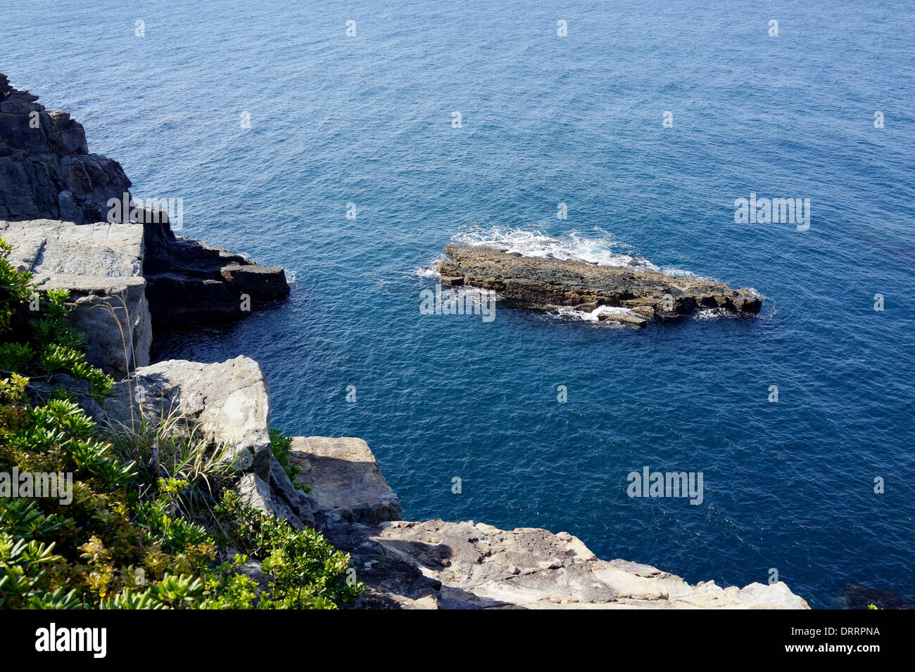 Acqua e pietra in mare, ad alto angolo di visione Foto Stock