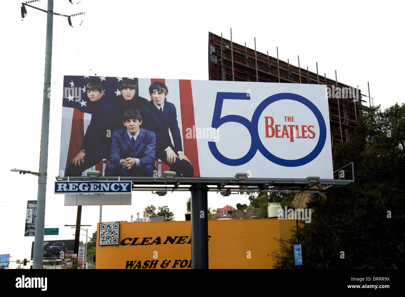 Il ritorno dei Beatles al Sunset Strip con un cartellone di promuovere il cinquantesimo anniversario del Ed Sullivan show televisivo. Foto Stock