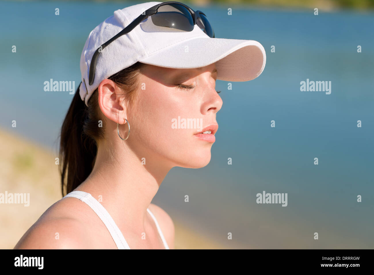 Sport estate donna con cappello Godetevi il tramonto Foto Stock