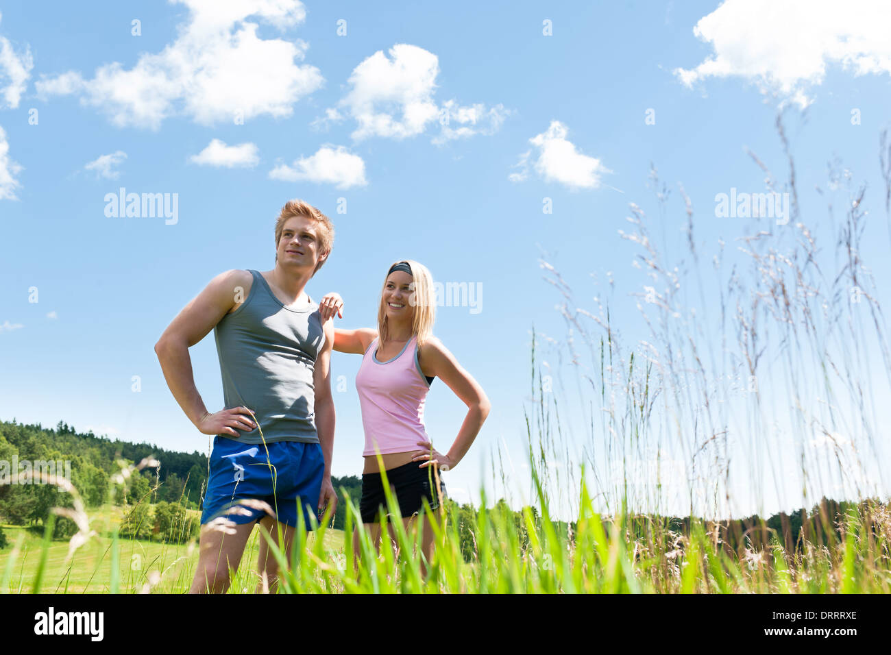 Attività sportive felice coppia di prati e giornata di sole Foto Stock