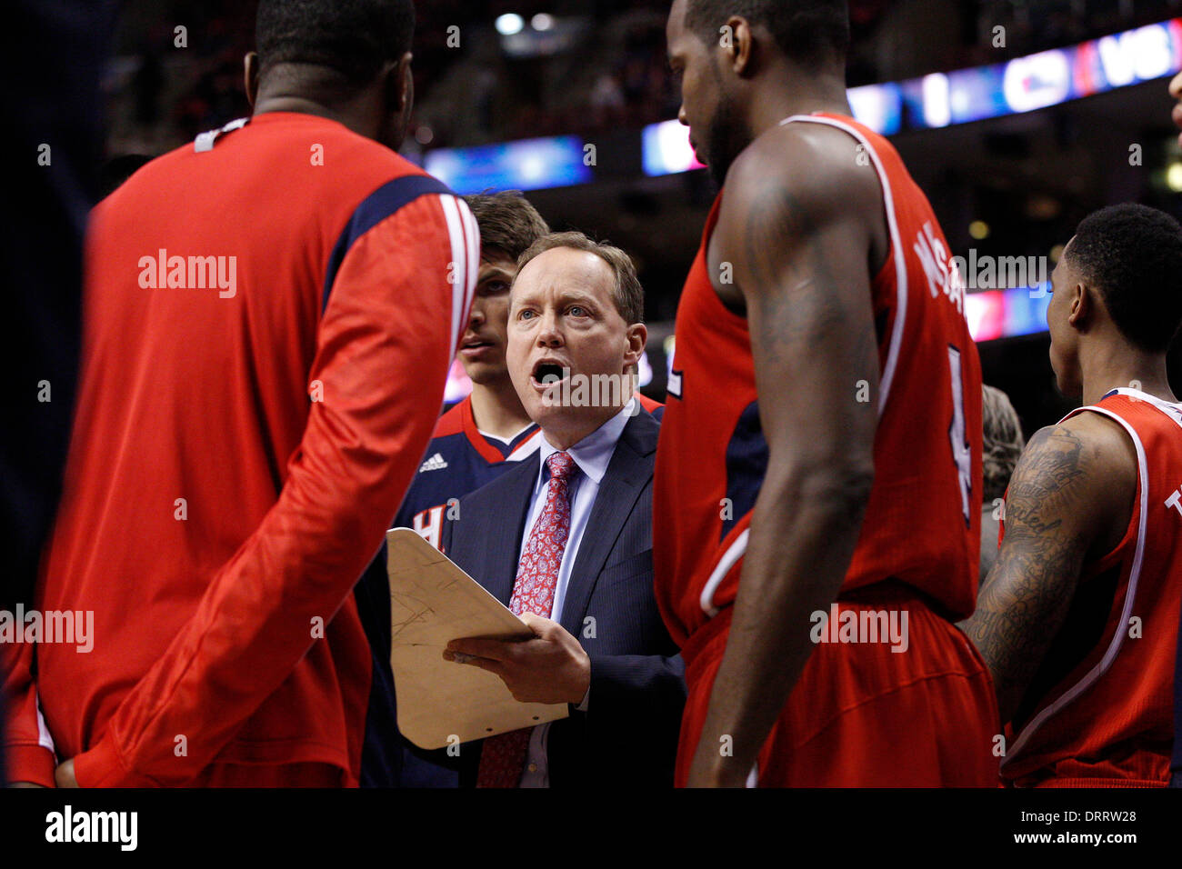 31 gennaio 2014: Atlanta Hawks allenatore Mike Budenholzer parla di cose al di sopra con il suo compagno di squadra durante il gioco NBA tra Atlanta Hawks e la Philadelphia 76ers presso la Wells Fargo Center di Philadelphia, Pennsylvania. I falchi hanno vinto 125-99. (Christopher Szagola/Cal Sport Media) Foto Stock