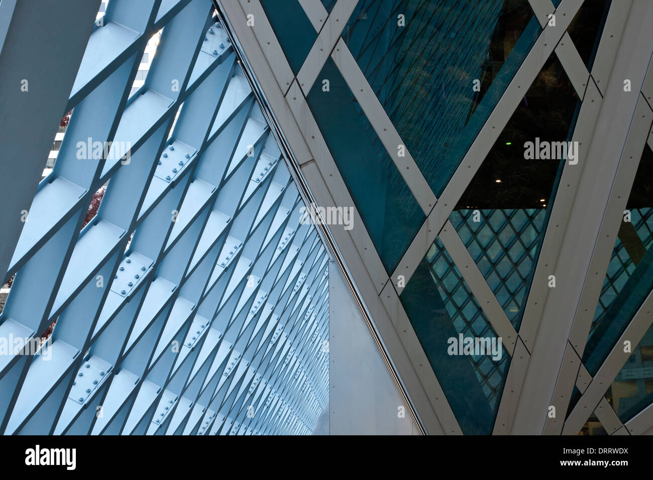 WASHINGTON - passaggio esterno al centro di Biblioteca Pubblica di Seattle. Foto Stock