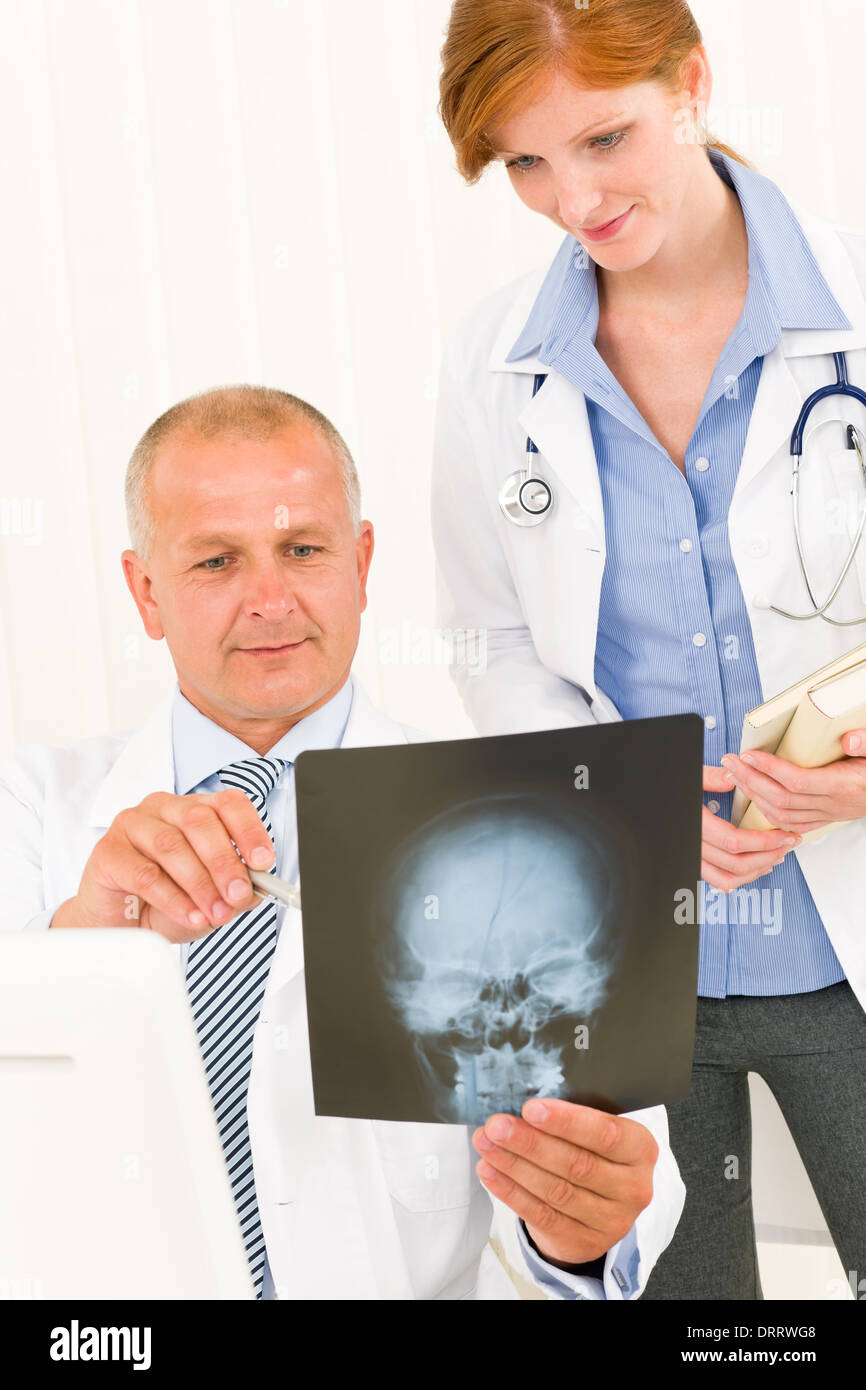 Il team medico di medici guardare a testa x-ray Foto Stock