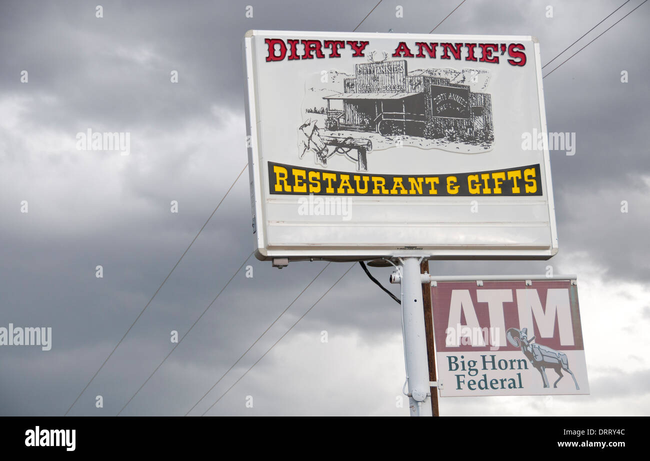 Un cartello stradale di fronte sporco Annie è nel guscio, Wyoming Foto Stock