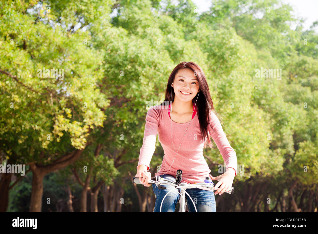 Felice ragazza giovane con la bicicletta ritratto all'aperto. Foto Stock