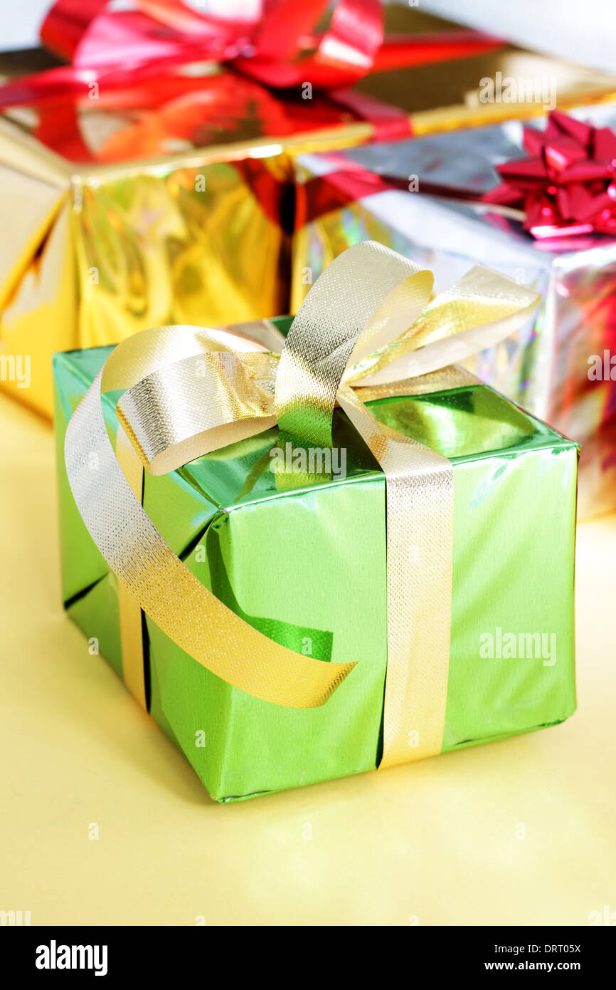 Più multi-colore di confezioni regalo Foto Stock
