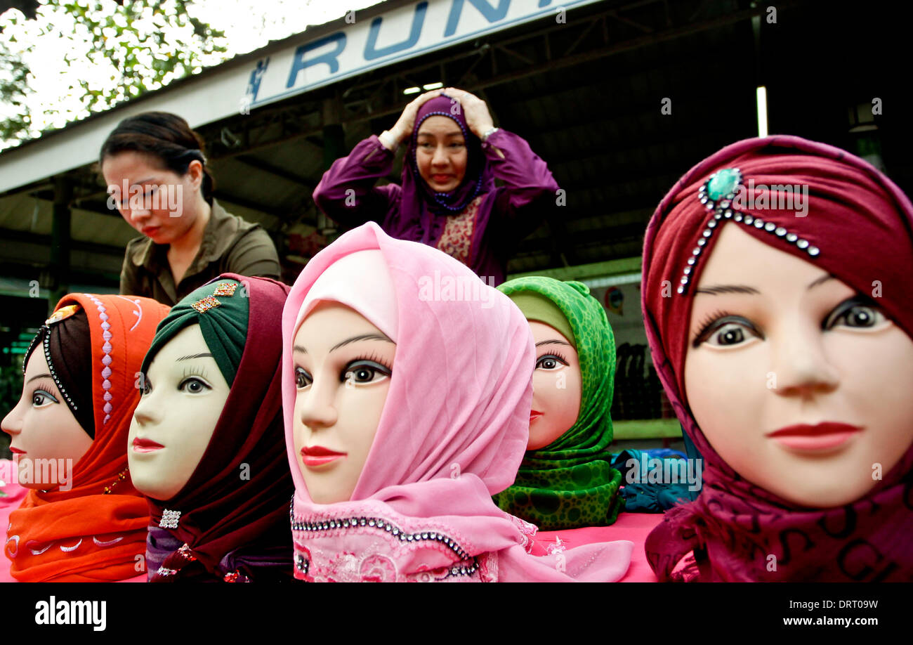 Quezon, Filippine. Il 1° febbraio 2014. Le donne musulmane visualizzare diversi disegni di Hijabs su manichini durante il mondo Hijab giorno a Quezon City il 1 febbraio 2014. Nel mondo il Hijab giorno, le donne sia da musulmani e non musulmani le donne sono invitati a indossare il Hijab (velo) per un giorno per promuovere la tolleranza religiosa e capire il motivo per cui le donne musulmane indossare il hijab. Credito: Mark Fredesjed Cristino/Alamy Live News Foto Stock
