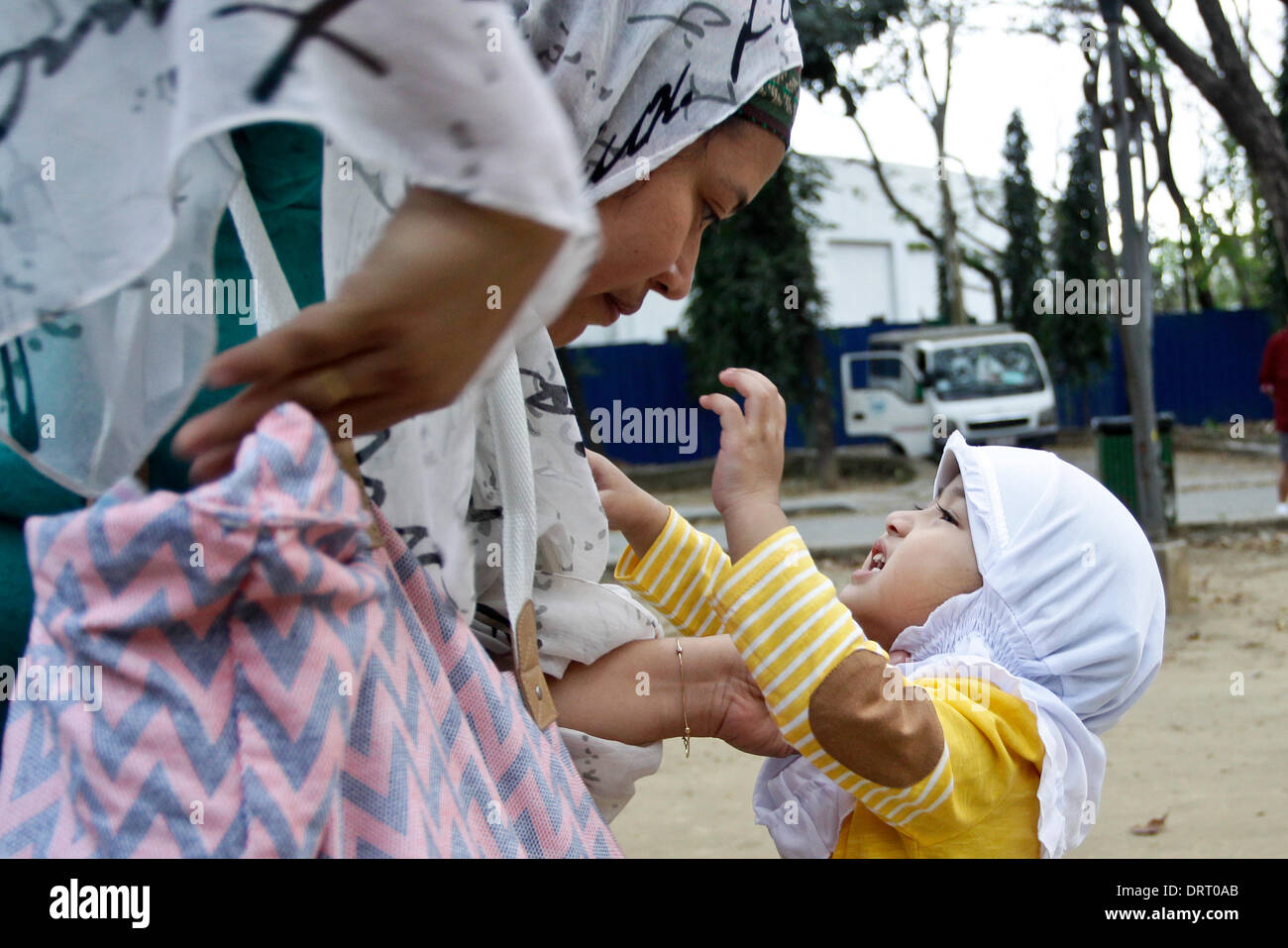 Quezon, Filippine. Il 1° febbraio 2014. Una madre e un bambino musulmano di condividere un momento durante il mondo Hijab giorno a Quezon City il 1 febbraio 2014. Nel mondo il Hijab giorno, le donne sia da musulmani e non musulmani le donne sono invitati a indossare il Hijab (velo) per un giorno per promuovere la tolleranza religiosa e capire il motivo per cui le donne musulmane indossare il hijab. Credito: Mark Fredesjed Cristino/Alamy Live News Foto Stock