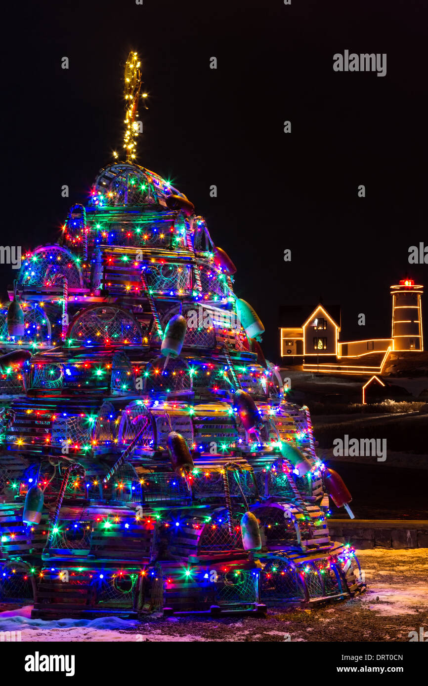 Trappola di aragosta albero di Natale con Cape Neddick Faro (Nubble luce) in background. Foto Stock