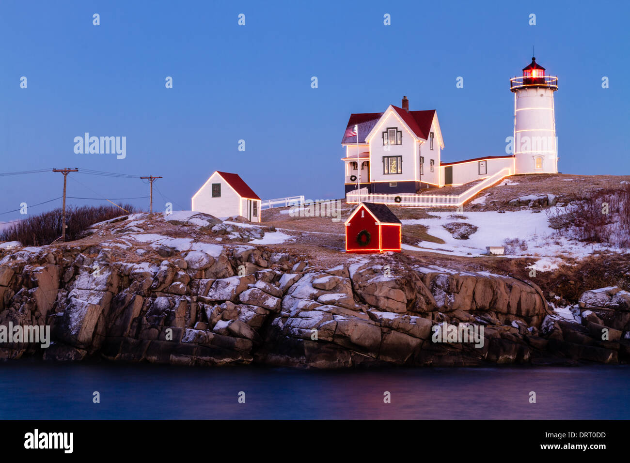 Twilight cade al di sopra del Capo Faro Neddick noto anche come Nubble luce in York, Maine. Foto Stock