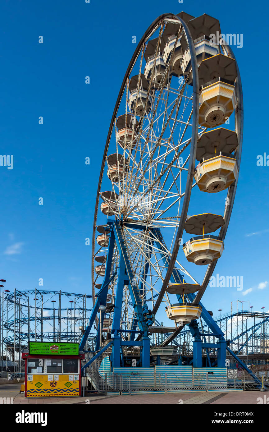 Ruota panoramica e le montagne russe al di là in Daytona Beach Boardwalk Amusement Park. Foto Stock