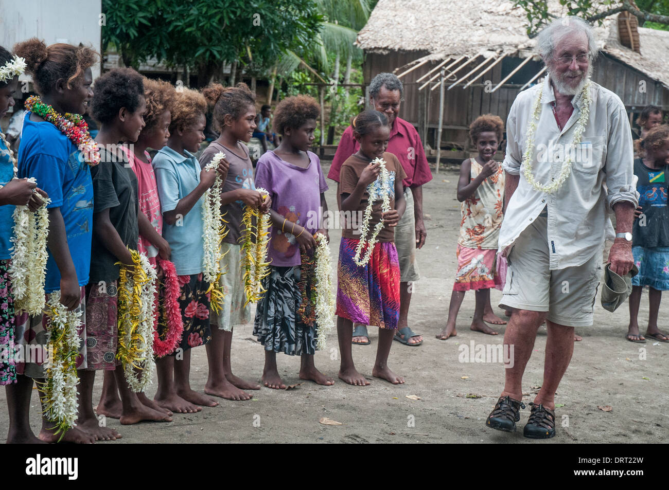 Abitanti del villaggio di Melanesian all'Isola di Makira (San Cristobal), provincia di Makira-Ulawa, salutano i visitatori da una nave da crociera di spedizione Foto Stock
