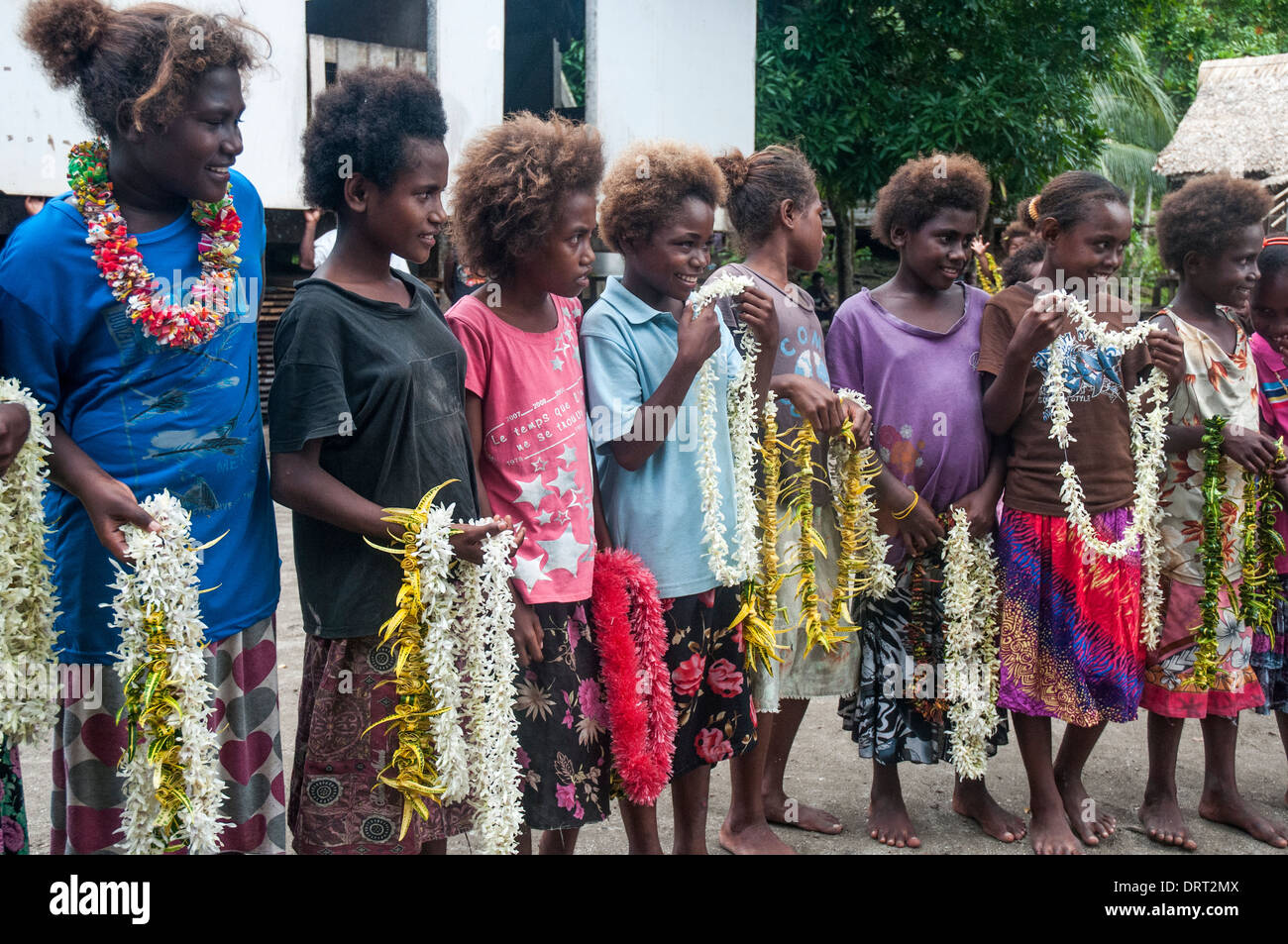Gli abitanti del villaggio di Melanesian all'Isola di Makira (San Cristobal), nella provincia di Makira-Ulawa, si preparano a salutare i visitatori da una nave da crociera di spedizione Foto Stock