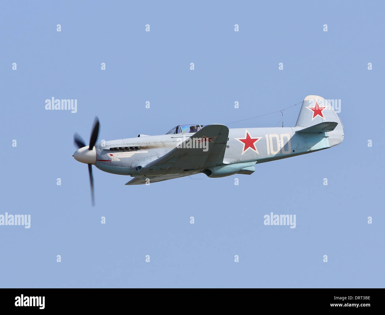 Yak-3M G-CGXG russo WW2 fighter e massa-attacco aeromobili battenti in Flying Legends airshow di Foto Stock