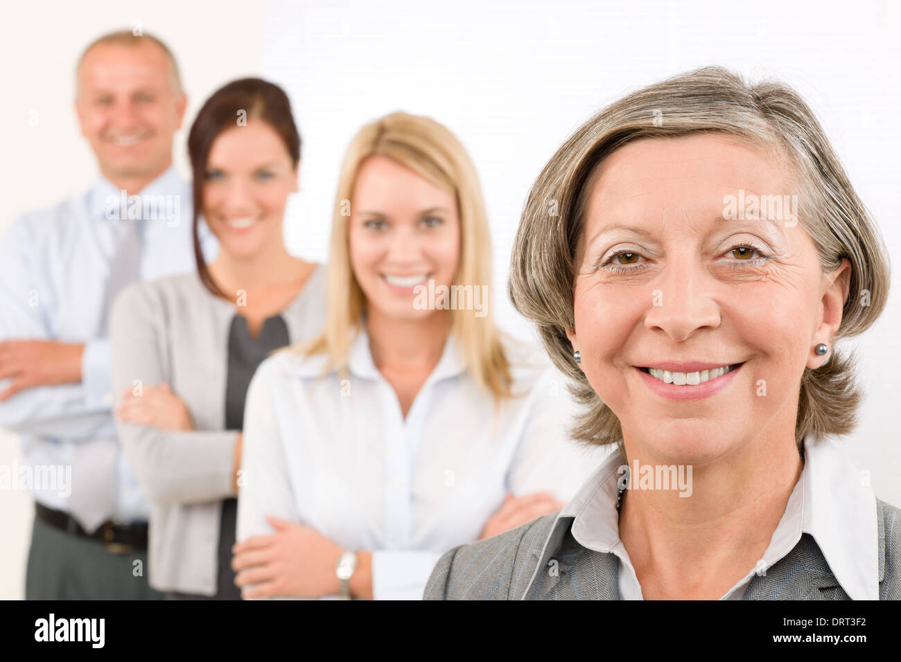 Team aziende felici donne in piedi in linea Foto Stock