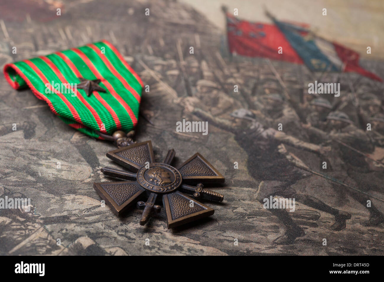 1914-1918 francese Croix de Guerre WW1 medaglia, appoggiata su un 1917 giornale francese Foto Stock