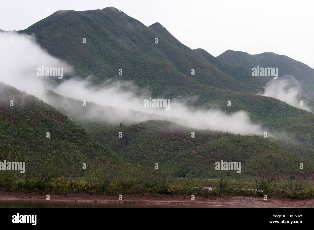 Paese collinare che circonda il Lac de Yate nel sud della Nuova Caledonia Foto Stock