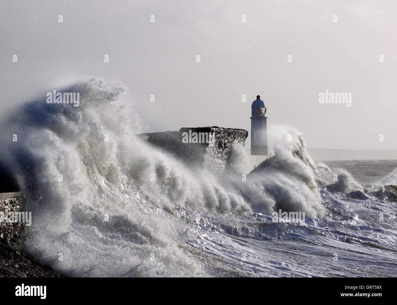 Il mare in tempesta pastella Porthcawl pier Foto Stock