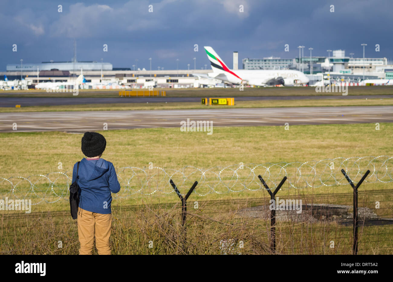 Ragazzo giovane guardando gli aerei all'Aeroporto di Manchester Foto Stock