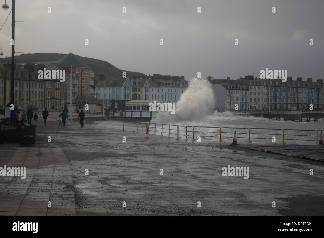 Aberystwyth, Wales, Regno Unito. Il 1° febbraio 2014. Onde grandi hit Aberystwyth promenade di alta marea di sabato 1 febbraio 2014. Credito: Barry Watkins/Alamy Live News Foto Stock