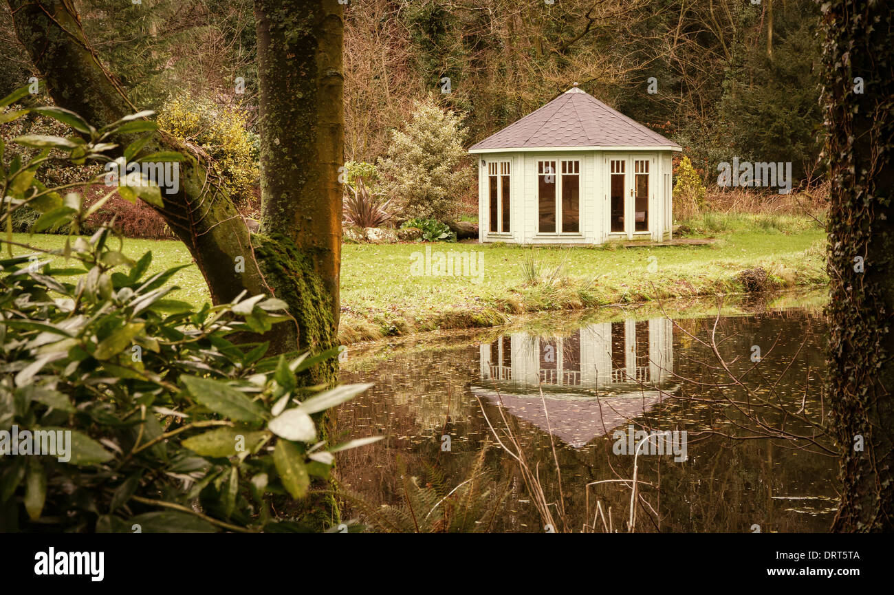 Una casa estiva da un lago Foto Stock